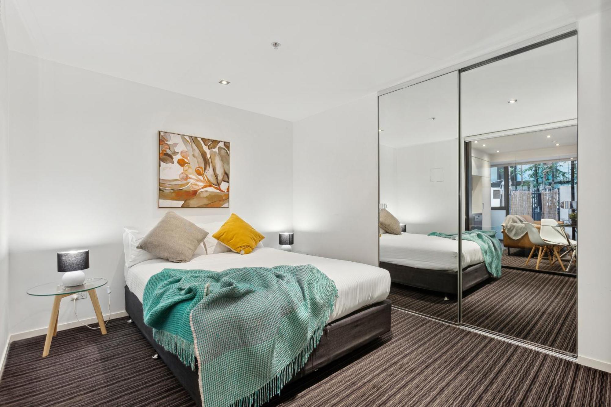 Complete Host Halo Apartments Мельбурн Номер фото